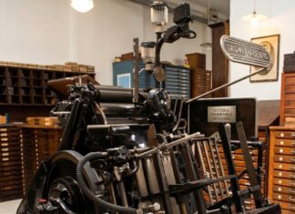 Quindici anni di grafica: cosa resta quando cambia tutto Macchina da stampa a platina Original Heidelberg, simbolo della tradizione e della manifattura tipografica artigiana