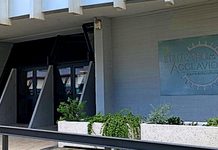 Davanti a una porta, a Taranto Ingresso della Biblioteca civica Pietro Acclavio di Taranto, con la targa "agorà della cultura"