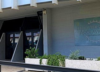 Davanti a una porta, a Taranto Ingresso della Biblioteca civica Pietro Acclavio di Taranto, con la targa "agorà della cultura"