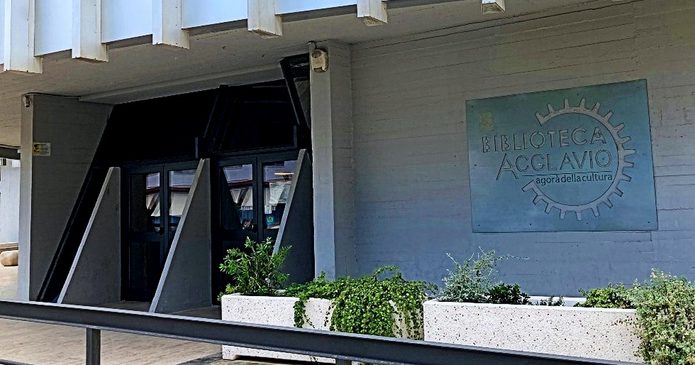 Ingresso della Biblioteca civica Pietro Acclavio di Taranto, con la targa "agorà della cultura"