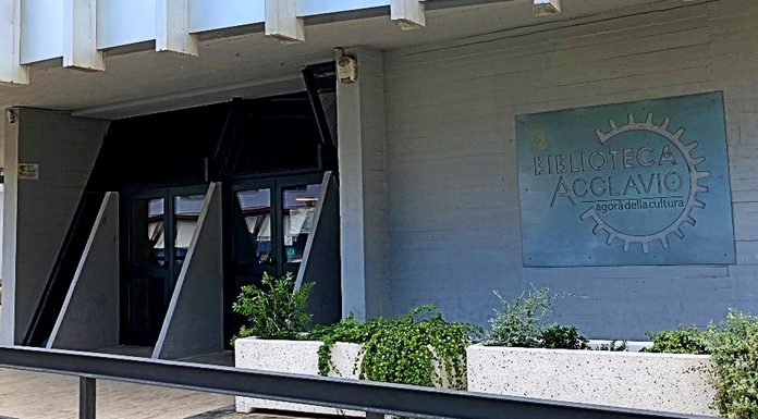 Davanti a una porta, a Taranto Ingresso della Biblioteca civica Pietro Acclavio di Taranto, con la targa "agorà della cultura"
